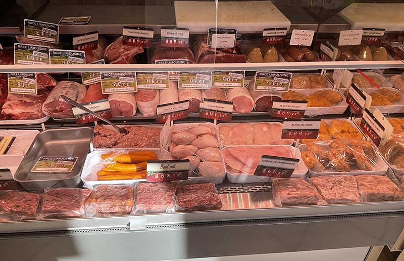 La Boucherie du Centre met le savoir-faire de ses bouchers-charcutiers à Compiègne à votre service pour vous proposer des pièces de viande et charcuteries de qualité. Nous proposons également des produits d’épicerie et un service traiteur. 11